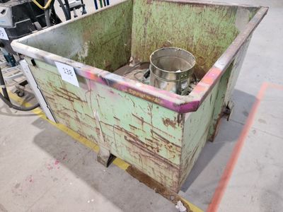 un récipient en métal contenant un faitout en métal