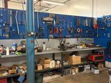 un garage avec de nombreux outils accrochés au mur