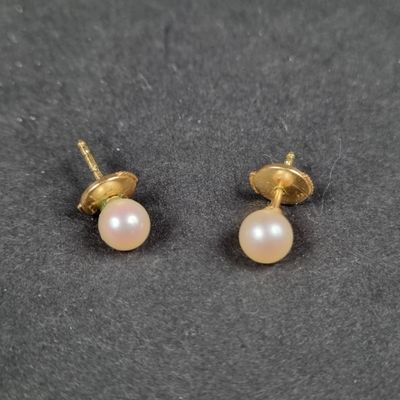 une paire de boucles d'oreilles en perles sur une surface noire