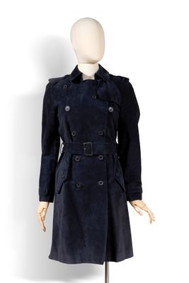 une photo d'un mannequin vêtu d'un manteau et d'une jupe bleus