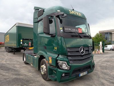 un camion vert garé sur un parking