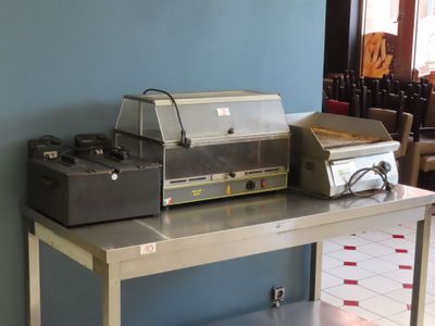 une photo d'une table sur laquelle se trouvent une machine et une boîte
