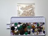 un sachet de perles et un sachet de perles de culture posés sur une table