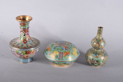 trois vases et un bol posés les uns à côté des autres sur une table