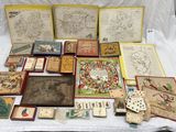 beaucoup de cartes et d'autres objets posés sur une table