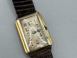 une image d'un gros plan d'une montre-bracelet sur une table