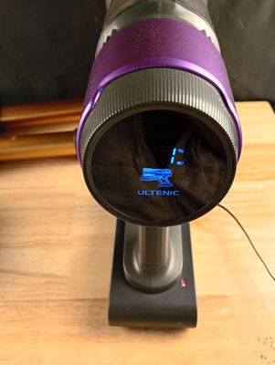 un gros plan d'un aspirateur posé sur une table