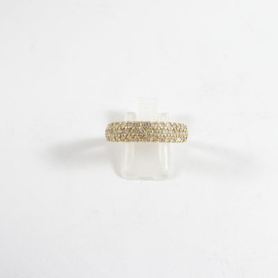 gros plan d'une bague en or sur une surface blanche