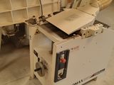 une machine qui se trouve à l'intérieur d'un bâtiment