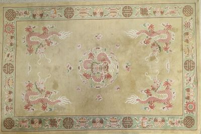 un tapis oriental orné d'un motif de dragon sur fond beige