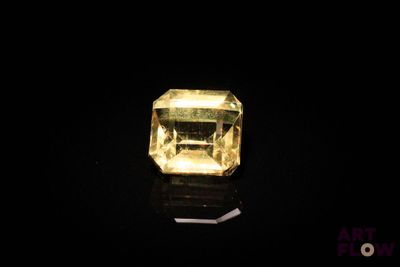un diamant jaune sur fond noir