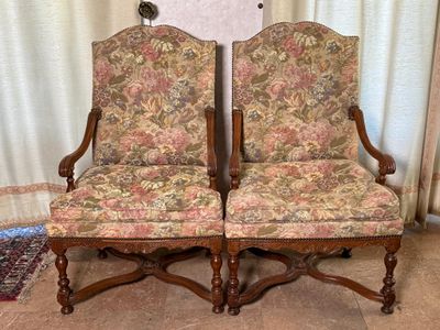 deux chaises placées l'une à côté de l'autre sur le sol