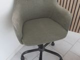 une chaise sur laquelle est apposée une étiquette, placée dans une pièce