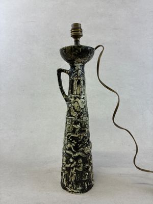 un vase noir et blanc surmonté d'une lumière