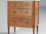 une image d'une commode en bois avec un plateau en marbre