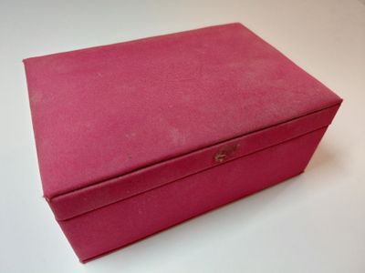 une boîte rose posée sur une table