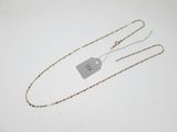 une chaîne en or à laquelle est accrochée une médaille et à laquelle est attachée une autre médaille