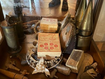 une vitrine remplie d'objets anciens posée sur une table en bois