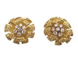 une paire de boucles d'oreilles en forme de fleur, en or et diamants