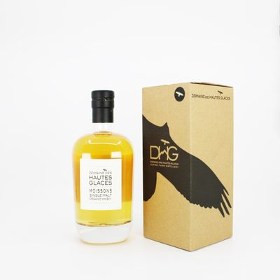 une image d'une bouteille de whisky à côté d'une boîte en carton