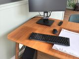un bureau sur lequel se trouvent un clavier, une souris et un écran