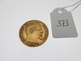 gros plan d'une pièce de monnaie portant une étiquette de prix