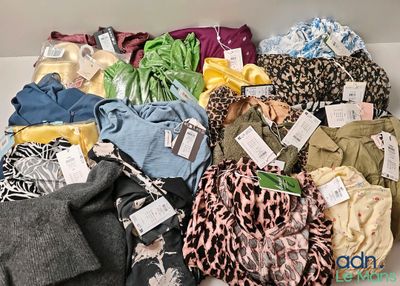 beaucoup de vêtements rangés dans une boîte