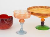 trois verres de couleurs différentes posés les uns à côté des autres sur une table