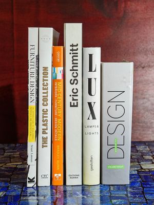 plusieurs livres sont empilés sur une table