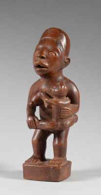 une statue en bois représentant un homme tenant un bébé dans ses bras