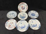 six assiettes bleues et blanches ornées de fleurs et d'oiseaux