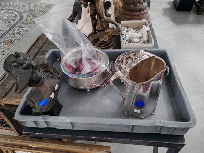un plateau sur lequel se trouvent de nombreux objets