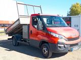 un camion rouge garé sur un parking