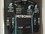 une photo d'une veste de course exposée dans une vitrine