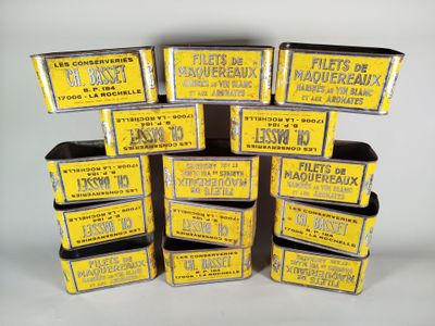 une pile de cinq boîtes portant chacune une étiquette différente