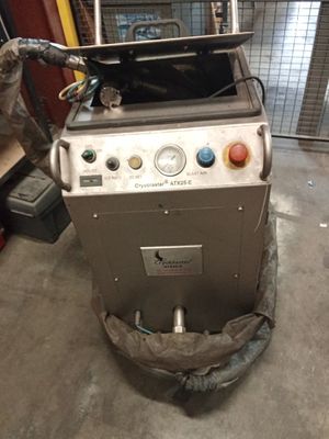 une machine posée sur le sol du garage