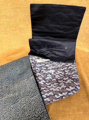 deux morceaux de tissu noir et blanc sur fond jaune