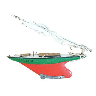 un bateau rouge et vert sur fond blanc