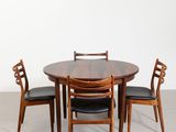 une photo représentant une table à manger et quatre chaises dans une pièce