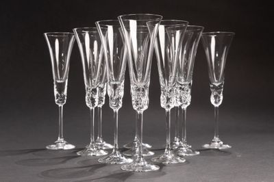 six verres à vin vides alignés sur une rangée, sur fond noir