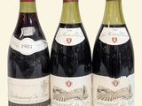trois bouteilles de vin sont alignées sur une table