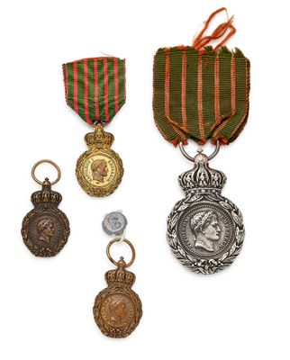 trois médailles et une médaille sur fond blanc