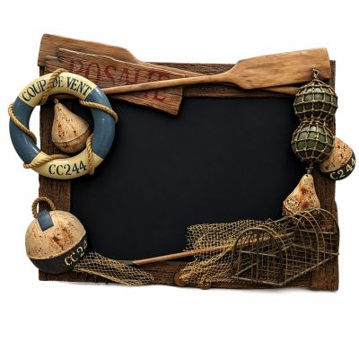 une photo d'une photo d'un tableau noir sur lequel figurent un bateau, un gilet de sauvetage et un gilet de sauvetage