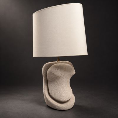 une lampe de table blanche surmontée d'un abat-jour blanc