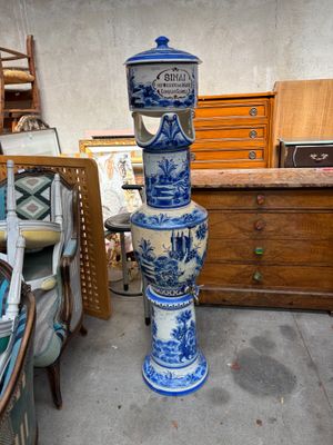 un grand vase bleu et blanc posé sur une table