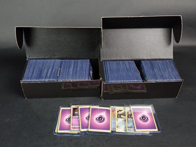 beaucoup de cartes dans une boîte posée sur la table