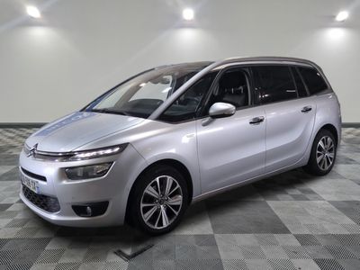 la citrole argentée est garée sur un carrelage en damier