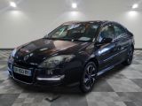 la photo d'une voiture noire garée sur un sol en damier