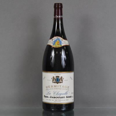 une bouteille de vin posée sur une table