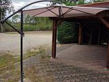 un parapluie fixé à un poteau au bord de la route
